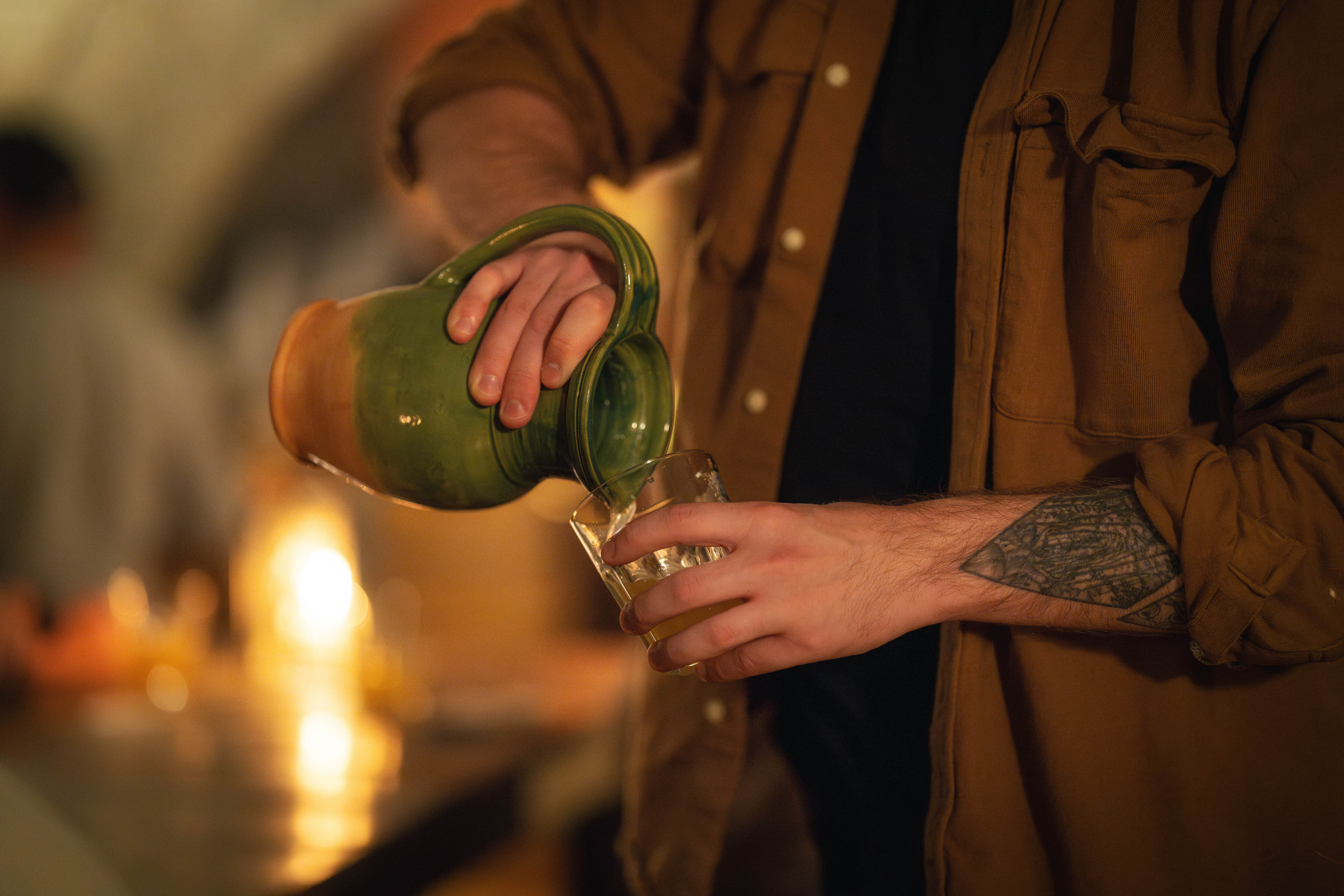 Photo de l'activité Le dernier verre du condamné où un homme verse un liquide dans un verre