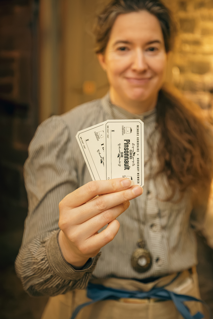 Mme Pinsonnault montrant une carte de membre du Club