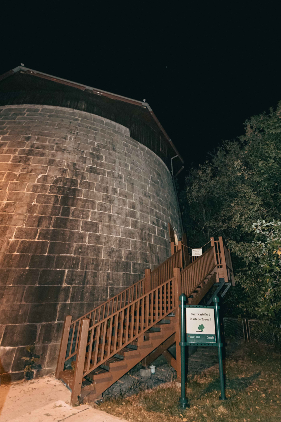 Vue extérieure de la tour Martello 4 à Québec, montrant la structure en pierre et son rôle dans la défense contre les Américains. Exterior view of Martello Tower 4 in Quebec, showing the stone structure and its role in the defense against the Americans.