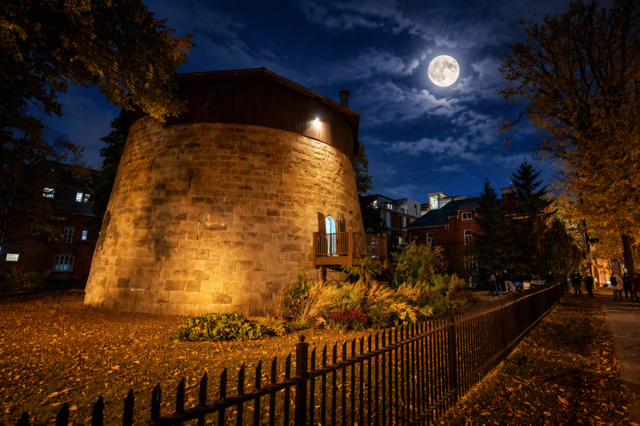 Image de la Tour Martello 2 des plaines d'Abraham sous la lumière de la pleine lune générée à l'aide de l'IA.