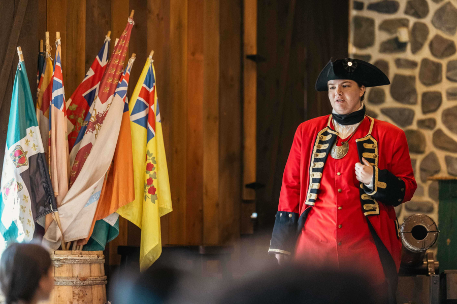 Guide-animatrice des plaines d'Abraham portant un costume de militaire d'époque.