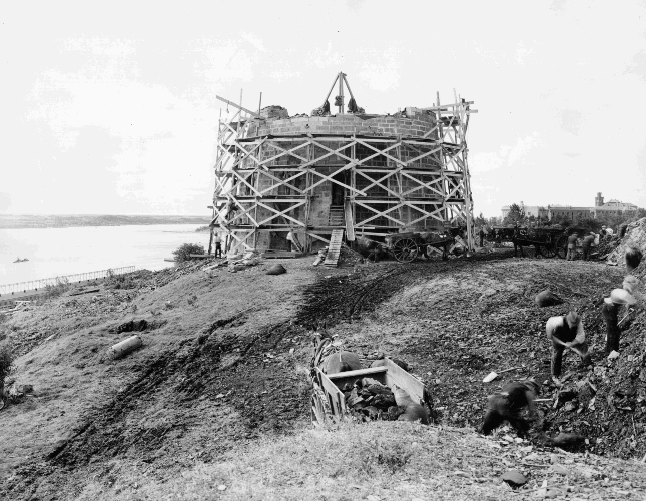 W.B. Edwards. Travaux de réfection à la tour Martello 1, 1936, Commission des champs de bataille nationaux