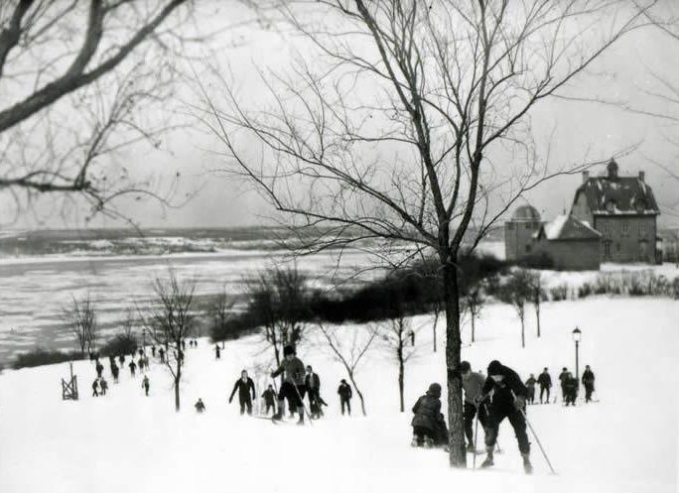 Skieurs sur les plaines d’Abraham en 1933. Source : W.B. Edwards, Archives de la Commission des champs de bataille nationaux.