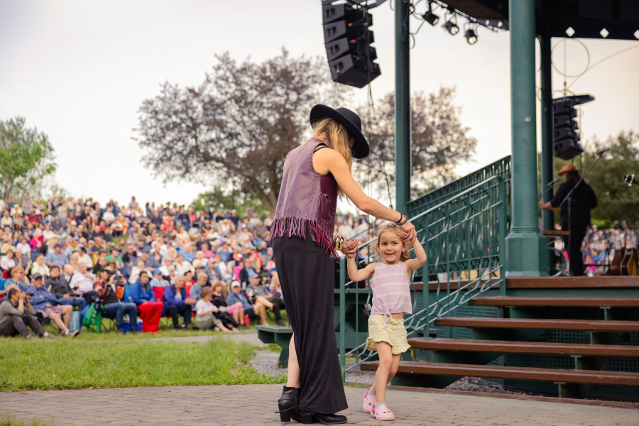 Une mère portant des vêtements de style country dansant avec sa fille au kiosque Edwin-Bélanger.