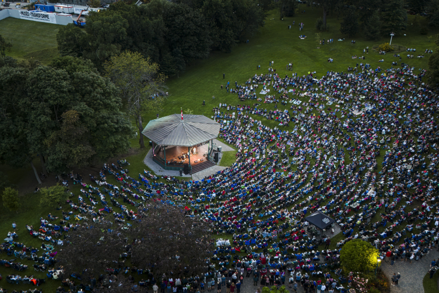 Vue arienne d'un spectacle extérieur au Kiosque Edwin Bélanger avec une foule