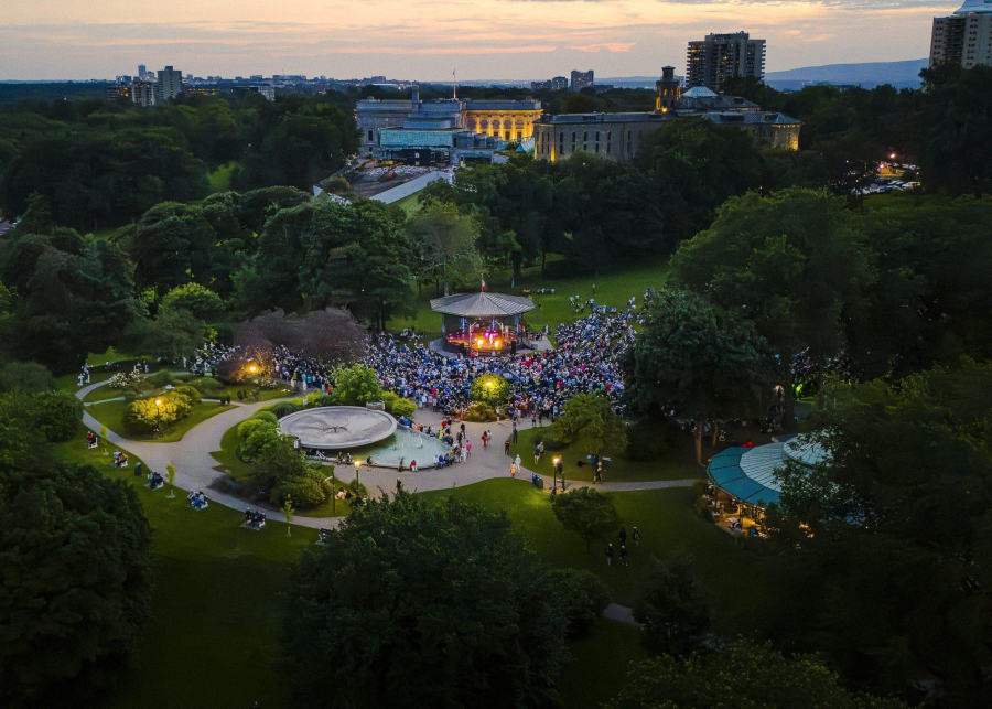 Image aérienne du kiosque Edwin-Bélanger des plaines d'Abraham. Aerial view of the Edwin-Bélanger Bandstand on the Plains of Abraham.