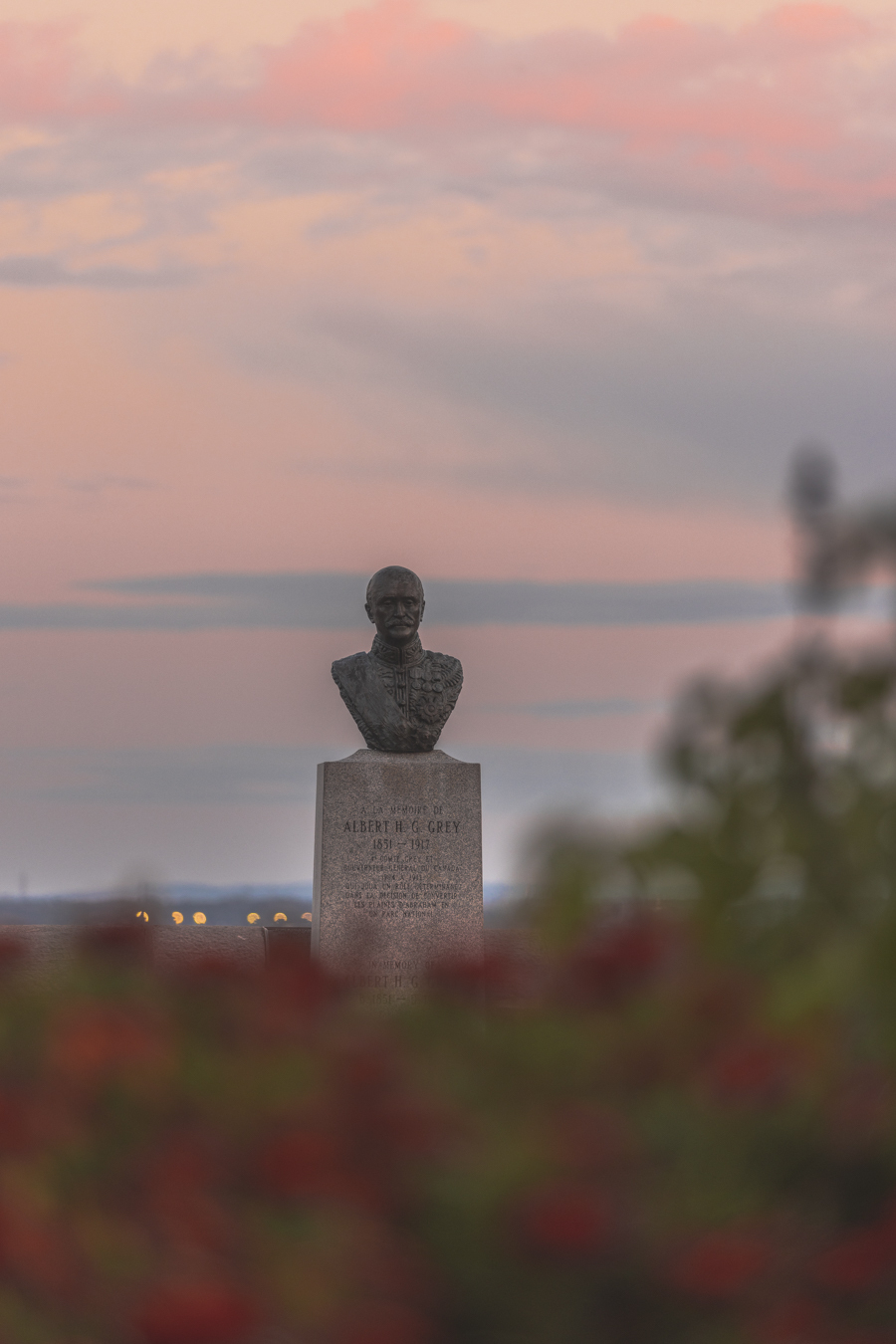Vue sur le Monument Albert H. G. Grey depuis la terrasse Grey, avec vue sur le fleuve l'arrière.