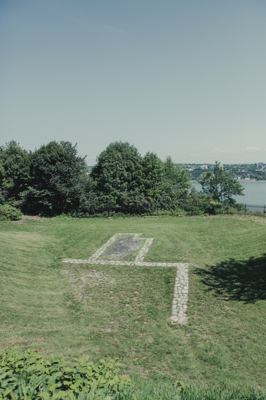 Remains of Quebec's historic blockhouse with river and city view in the background. Clear sky.
Vestiges du blockhaus, historique de Québec, avec vue sur le fleuve et la ville en arrière-plan. Ciel dégagé.