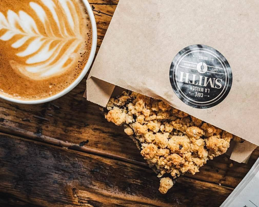 Carré aux dattes et café présenté sur un plateau de bois, Café La Maison Smith