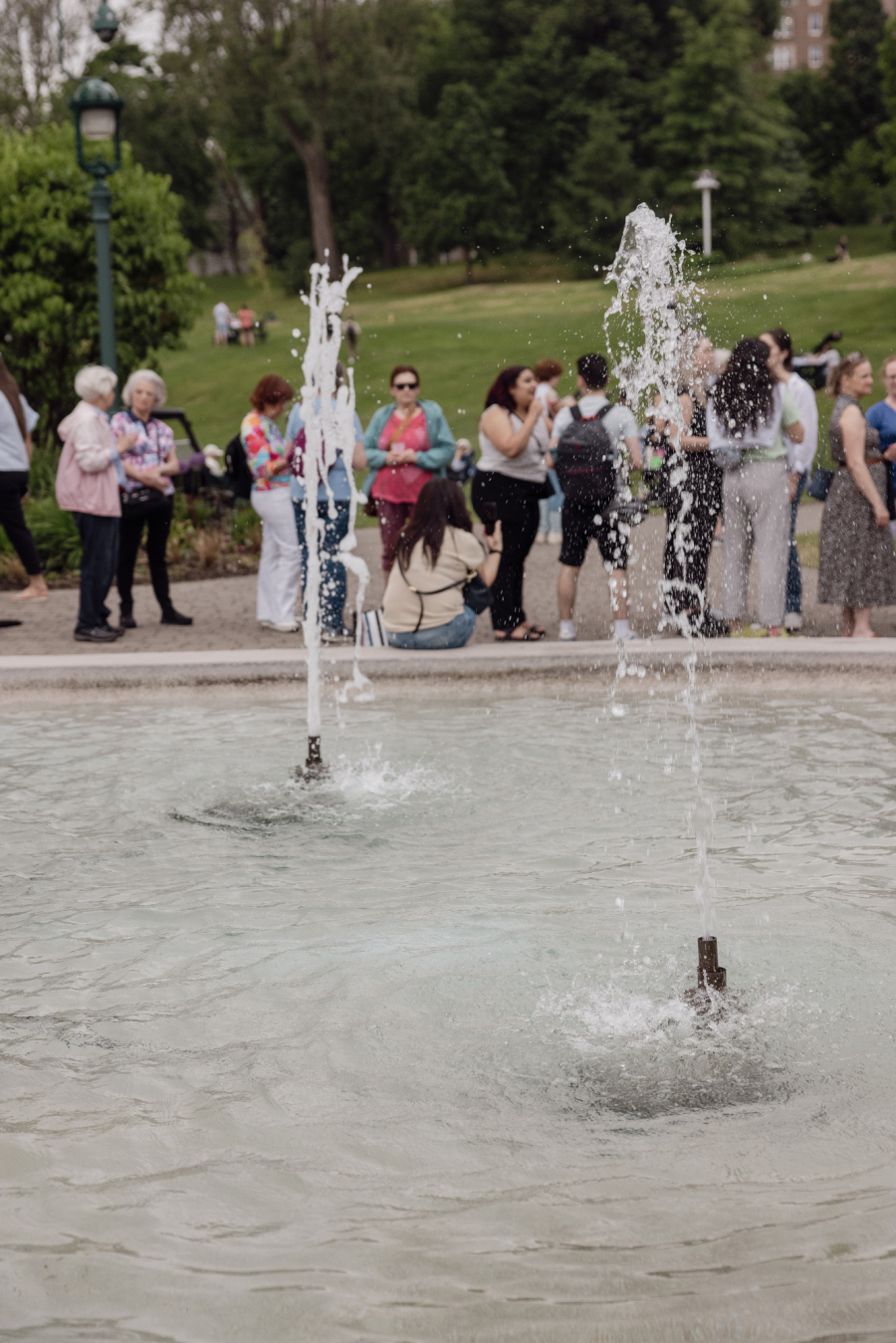Fontaine du centenaire et visiteurs en fil devant le nouveau café Maison Smith des plaines d'Abraham