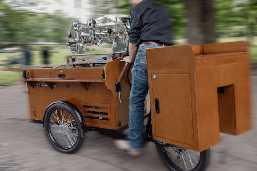 Un vélo faisant office de machine à espresso. A bicycle serving as an espresso machine.