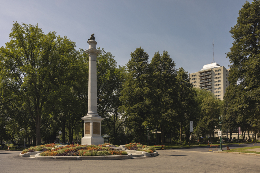 Le monument Wolfe se trouve à l’endroit traditionnellement reconnu comme celui de la mort du général Wolfe lors de la bataille du 13 septembre 1759. Sur son socle, des plaques commémoratives rappellent l’événement et l’histoire de ce lieu de mémoire.