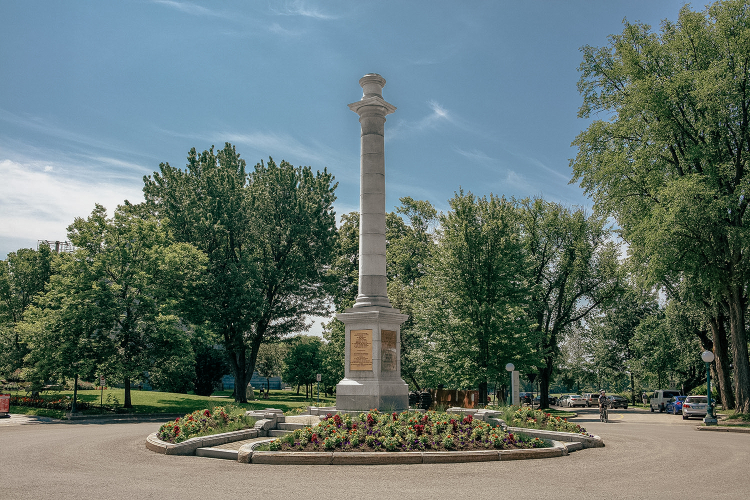 Le monument Wolfe se trouve à l’endroit traditionnellement reconnu comme celui de la mort du général Wolfe lors de la bataille du 13 septembre 1759. Sur son socle, des plaques commémoratives rappellent l’événement et l’histoire de ce lieu de mémoire.