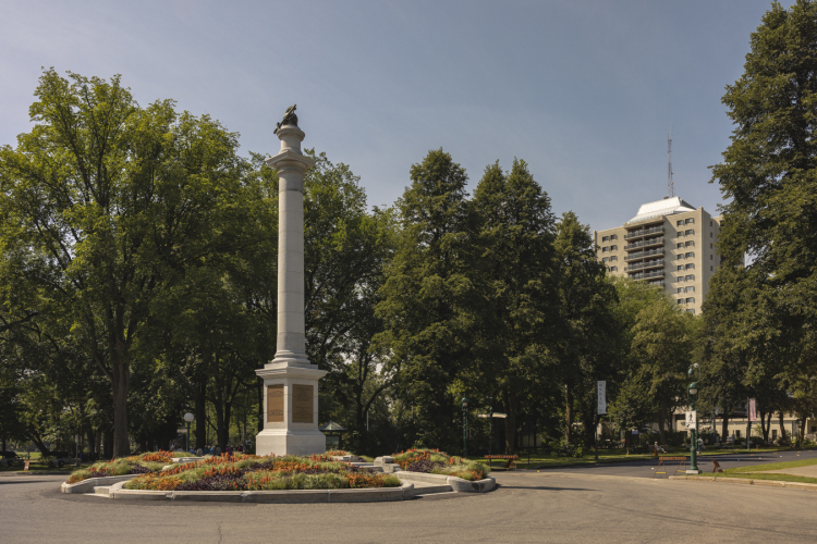 Le monument Wolfe se trouve à l’endroit traditionnellement reconnu comme celui de la mort du général Wolfe lors de la bataille du 13 septembre 1759. Sur son socle, des plaques commémoratives rappellent l’événement et l’histoire de ce lieu de mémoire.