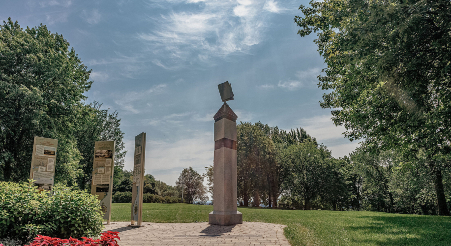 Image du monument aux combattants situé sur les plaines d'Abraham à Québec. Le monument imposant est entouré de verdure et commémore les combattants militaires et civils qui ont pris part aux batailles de 1759 et 1760. Des inscriptions et des sculptures ornent le monument, rendant hommage aux braves combattants. En arrière-plan, on peut voir une partie du parc historique et ses sentiers bien entretenus. // Image of the Monument to the Combatants located on the Plains of Abraham in Quebec City. The imposing monument is surrounded by greenery and is dedicated to the military and civilian fighters who took part in the battles of 1759 and 1760. Inscriptions and sculptures adorn the monument, paying tribute to the brave fighters. In the background, part of the historic park and its well-maintained paths can be seen.
