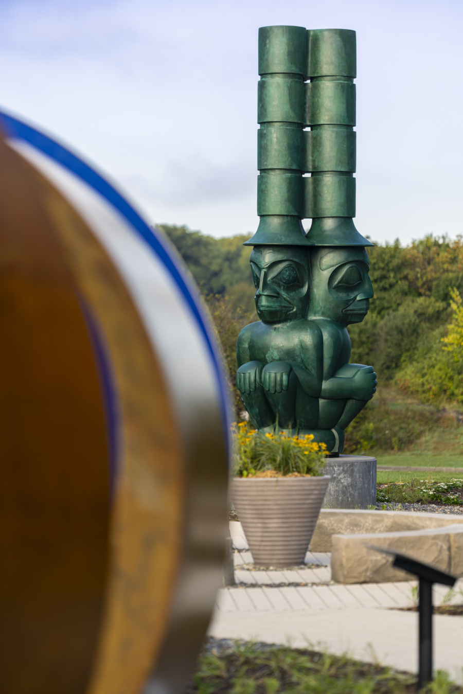 The 3 WatchMen (Les trois sentinelles), qui a fait l’objet d’un don exceptionnel du philanthrope canadien Michel Audain. La sculpture en bronze de six mètres de hauteur représente trois sentinelles montant la garde au sommet des totems dans les villages de l’archipel Haïda Gwaïi.