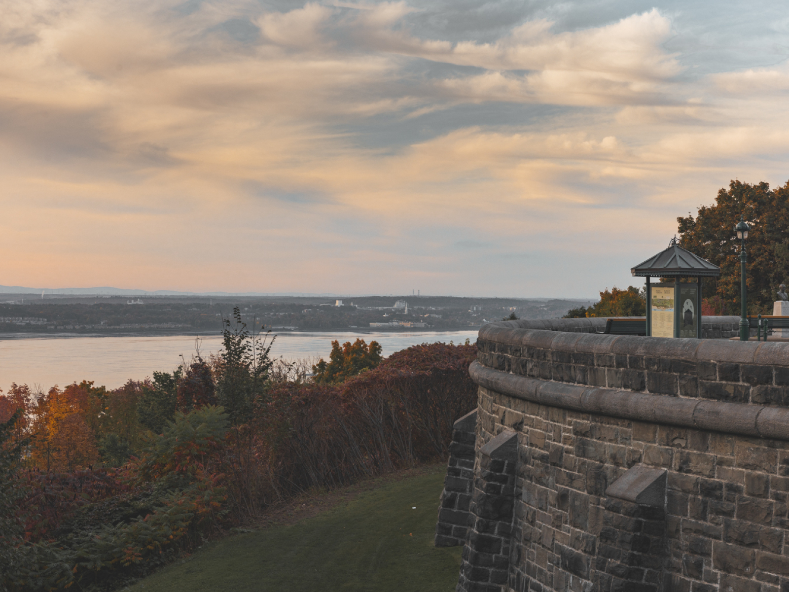 Panoramic view of Grey Terrace and the St. Lawrence River in autumn. 
Vue panoramique de la terrasse Grey et du fleuve Saint-Laurent en automne.