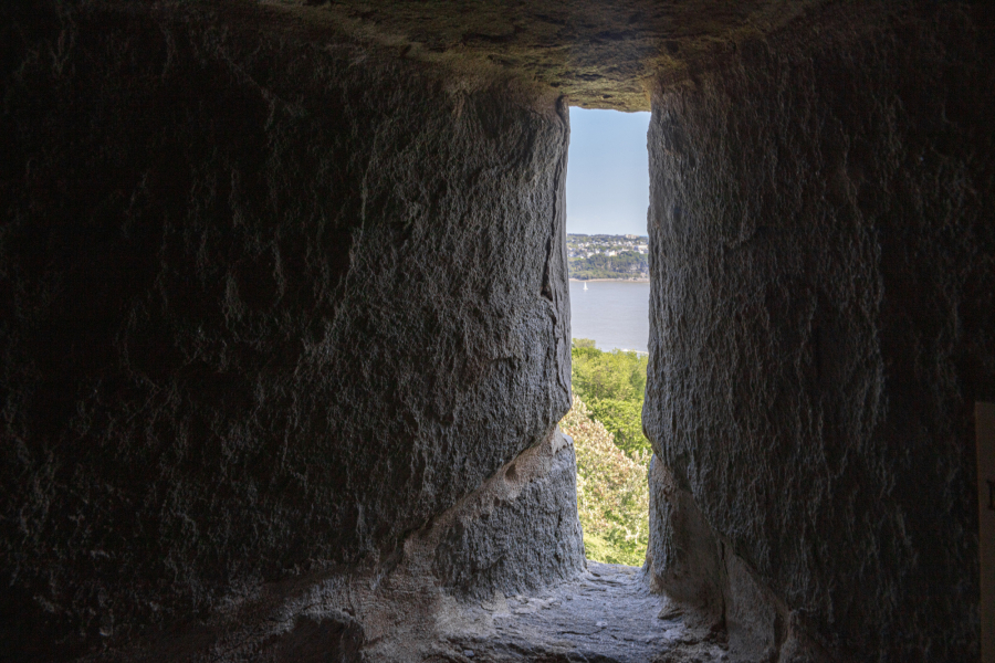 Vue intérieure de la tour Martello 1 sur les plaines d'Abraham, montrant l'architecture en pierre et les détails historiques. Interior view of Martello Tower 1 on the Plains of Abraham, showing the stone architecture and historical details.