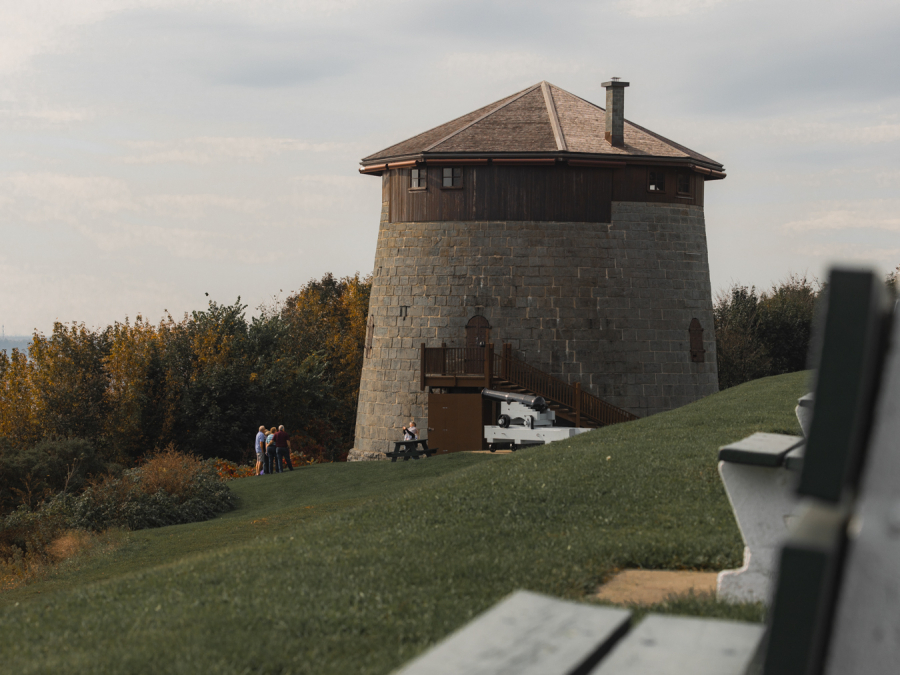 Vue extérieure de la tour Martello 1 sur les plaines d'Abraham, illustrant sa structure de fortification en pierre. Exterior view of Martello Tower 1 on the Plains of Abraham, illustrating its stone fortification structure.