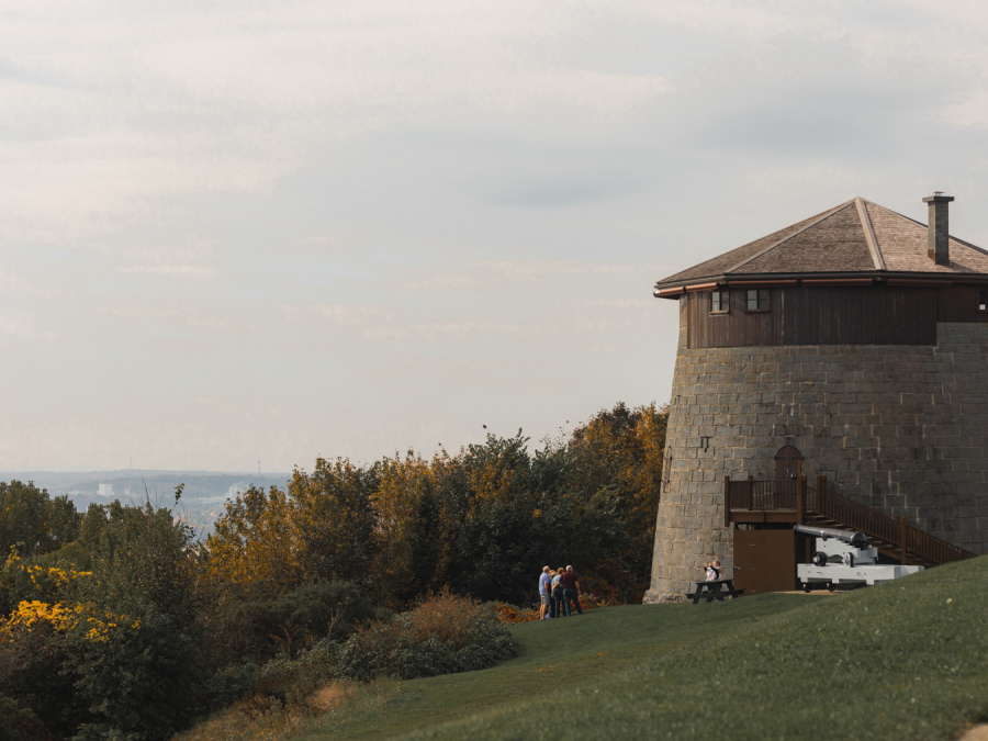 Vue extérieure de la Tour Martello 1 sur les plaines d'Abraham, illustrant sa structure de fortification en pierre.
