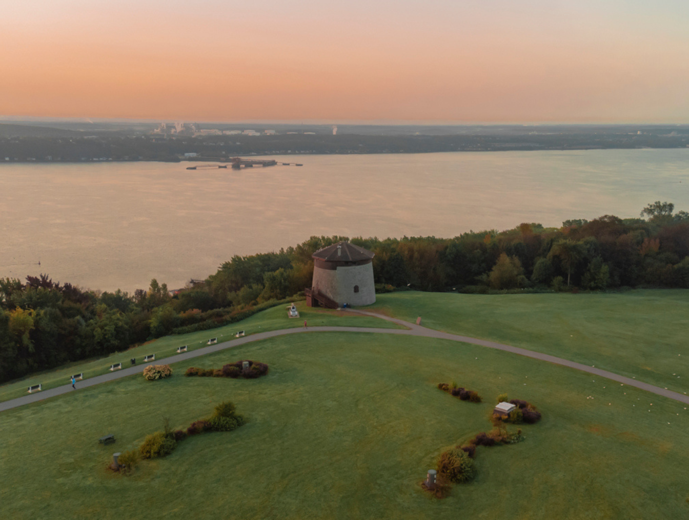 Vue extérieure de la Tour Martello 1 sur les plaines d'Abraham avec vue sur le fleuve