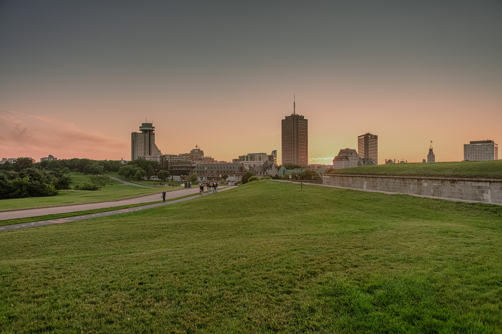 Vue des plaines d'Abraham avec vue sur les tours commerciales de Québec. View of the Plains of Abraham with a view of Quebec City's commercial towers.