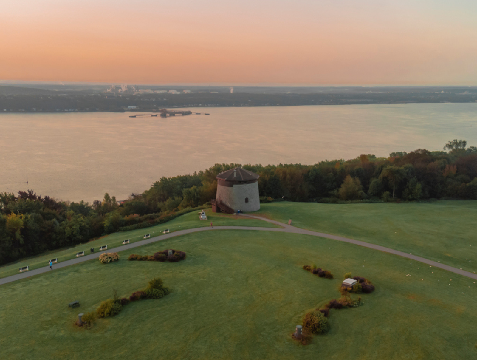 Vue extérieure de la Tour Martello 1 sur les plaines d'Abraham avec vue sur le fleuve. Exterior view of Martello Tower 1 on the Plains of Abraham with a view of the river.