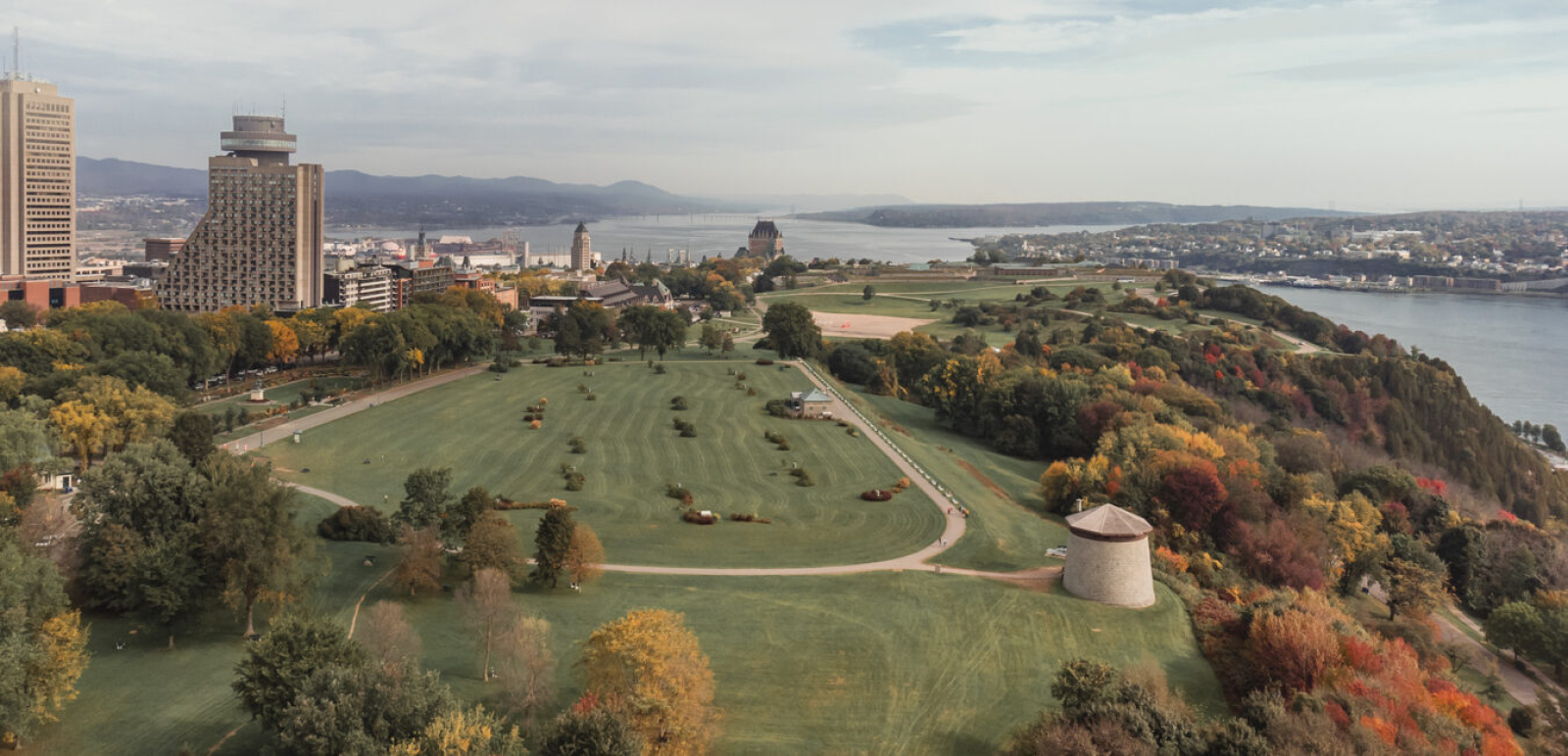 Vue aérienne des plaines d'Abraham en automne. Aerial view of the Plains of Abraham in fall.