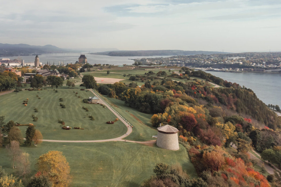 Vue aérienne des plaines d'Abraham en automne. Aerial view of the Plains of Abraham in fall.