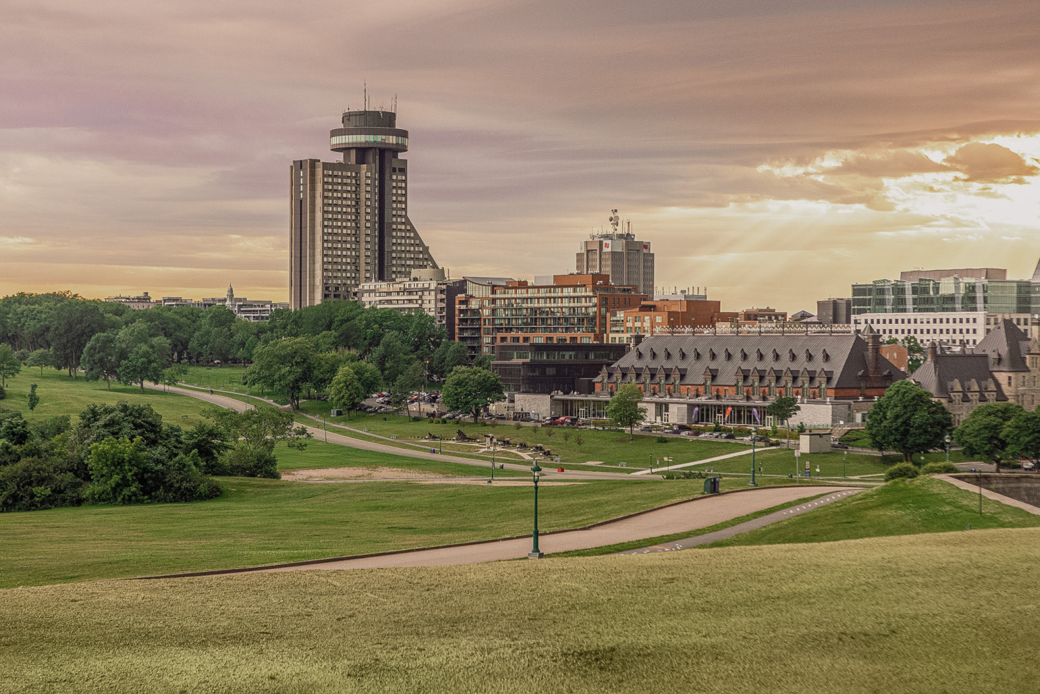Vue des plaines d'Abraham avec l'hôtel Concorde en arrière-plan, vue sur Québec. View of the Plains of Abraham with the Concorde Hotel in the background, overlooking Quebec City.