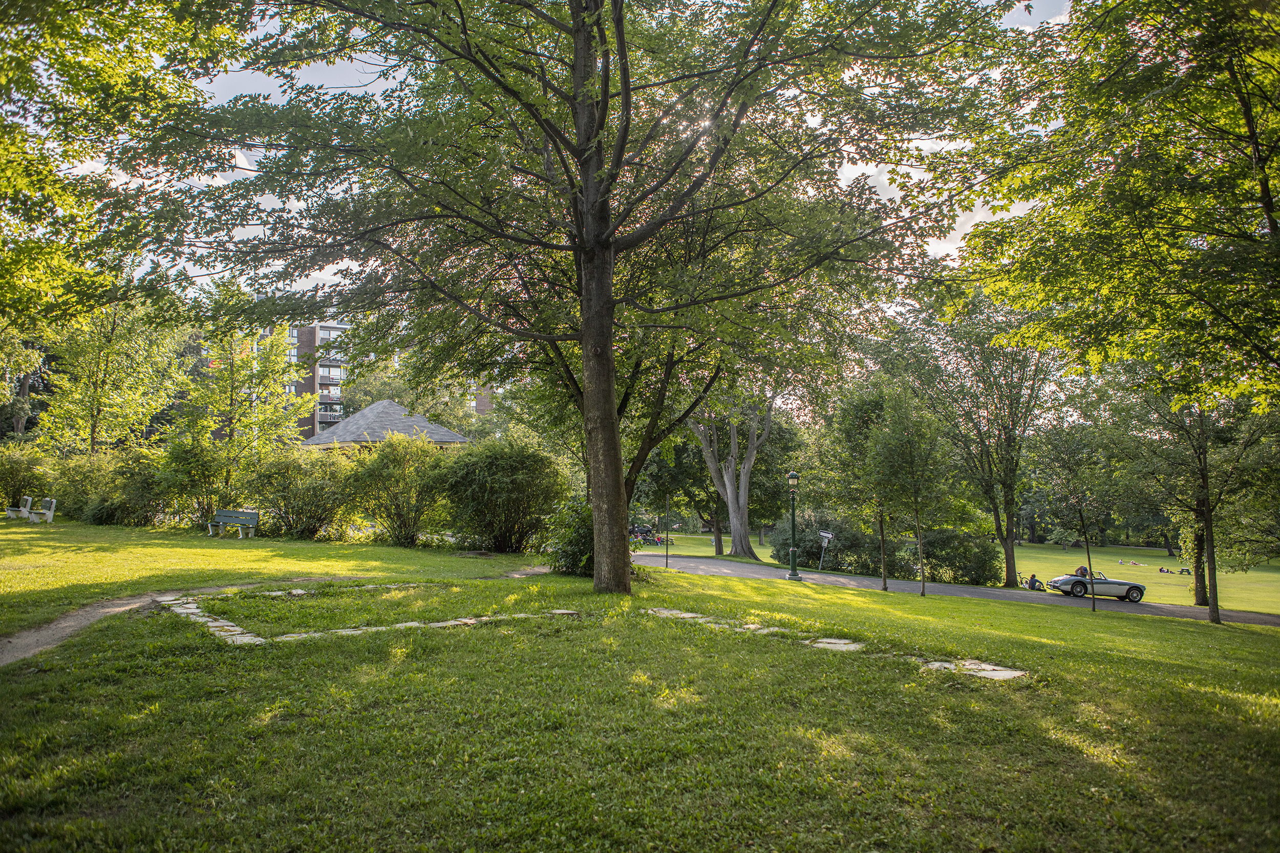 Vestiges de la maison Pinguet et du moulin Dumont au parc des Braves, témoignant de la vie des premiers habitants de Québec.