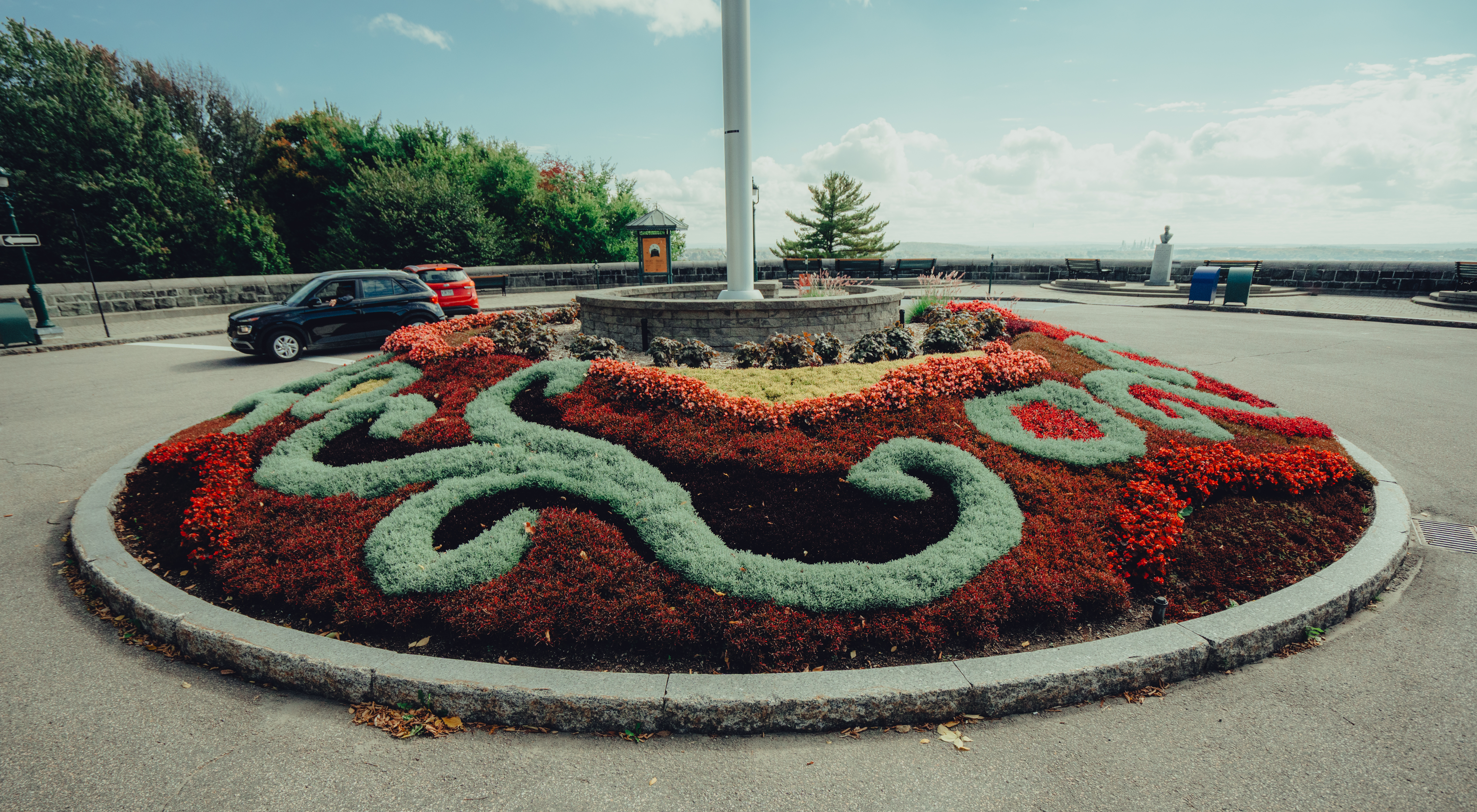 Mosaïculture ronde aménagée au centre de la terrasse Grey des plaines d'Abraham. Mosaiculture arranged at the center of the Grey Terrace on the Plains of Abraham.