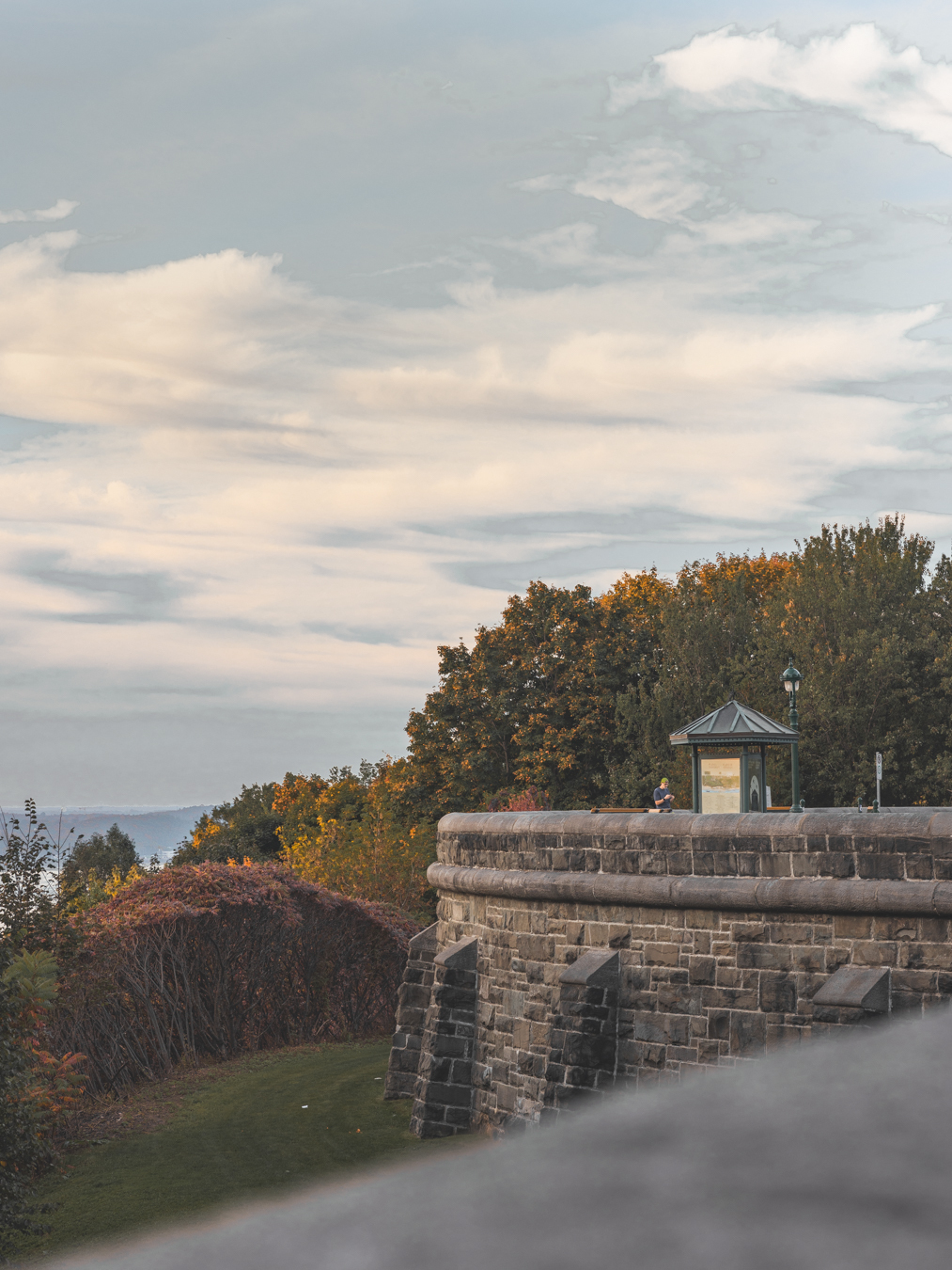 Vue de la terrasse Grey et du fleuve Saint-Laurent en automne.