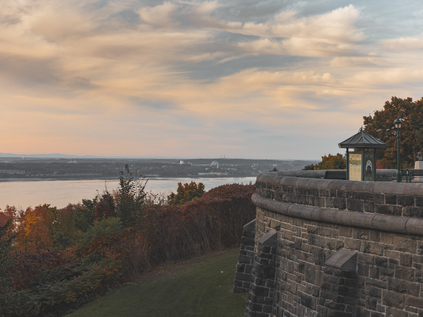 Vue panoramique de la terrasse Grey et du fleuve Saint-Laurent en automne.