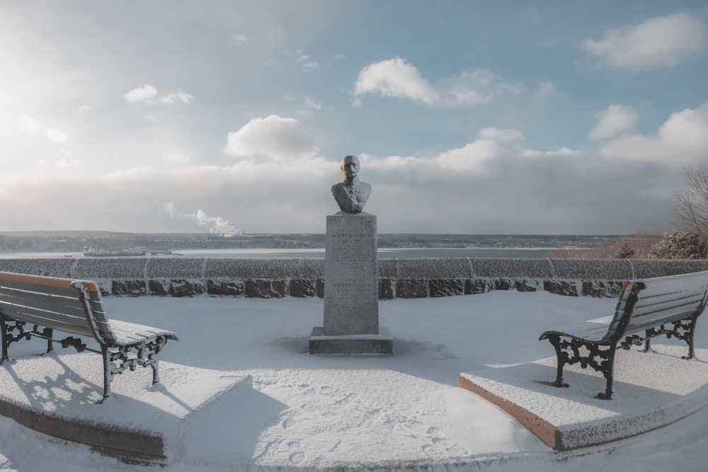 Vue sur le Monument Albert H. G. Grey depuis la terrasse Grey, avec vue sur le fleuve l'arrière en hiver.