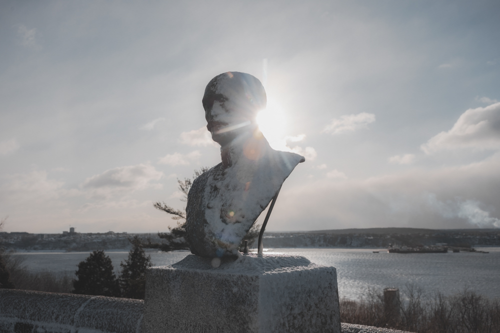 Vue sur le Monument Albert H. G. Grey depuis la terrasse Grey, avec vue sur le fleuve l'arrière en hiver.