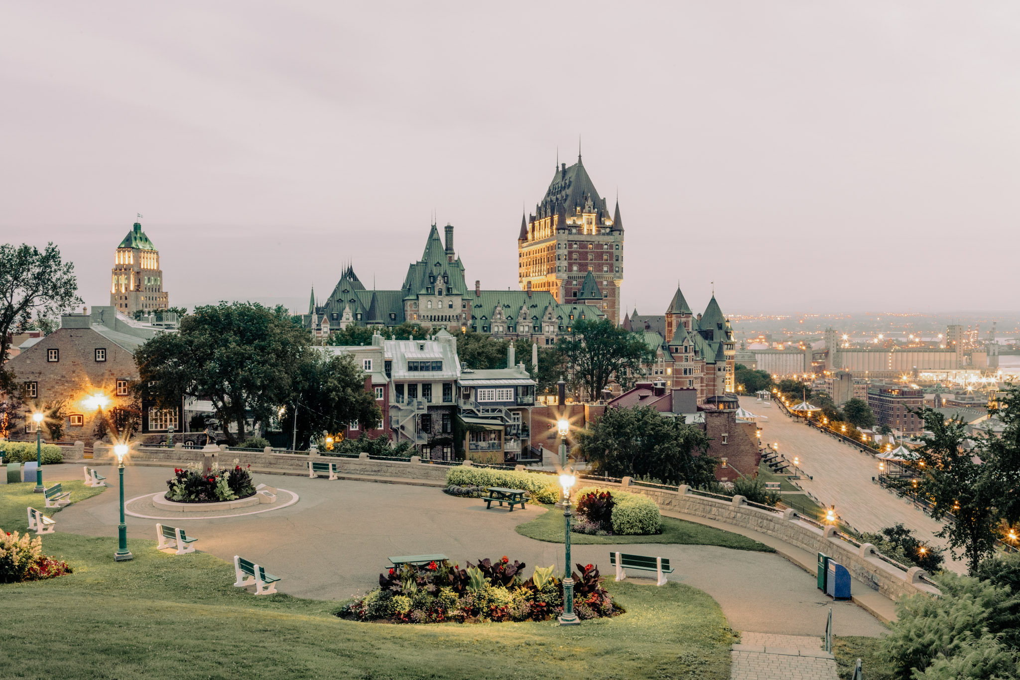 Vue de la terrasse Pierre-Dugua-de-Mons avec le Château Frontenac et le fleuve Saint-Laurent en arrière-plan.