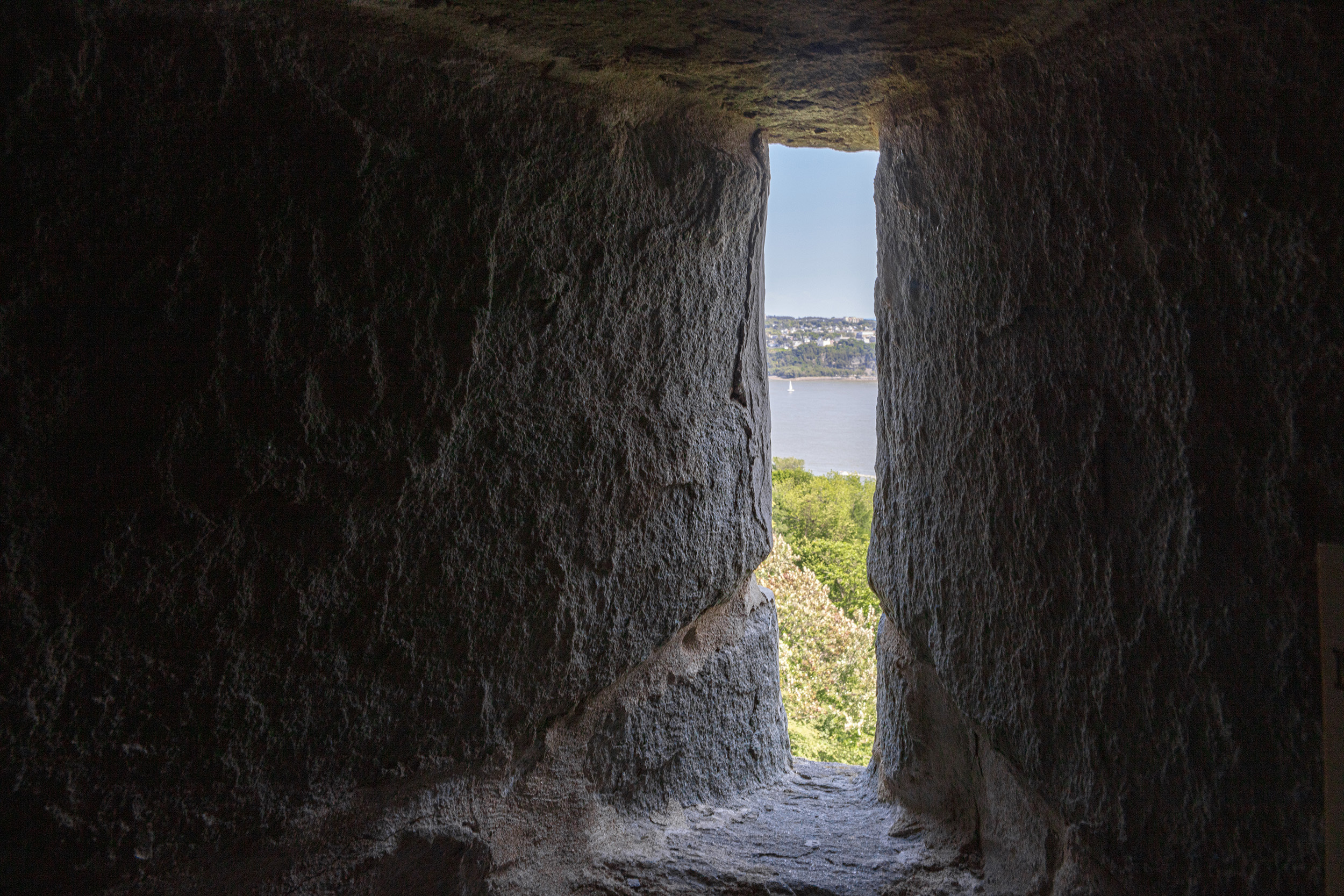 Vue intérieure de la Tour Martello 1 sur les plaines d'Abraham, montrant l'architecture en pierre et les détails historiques.