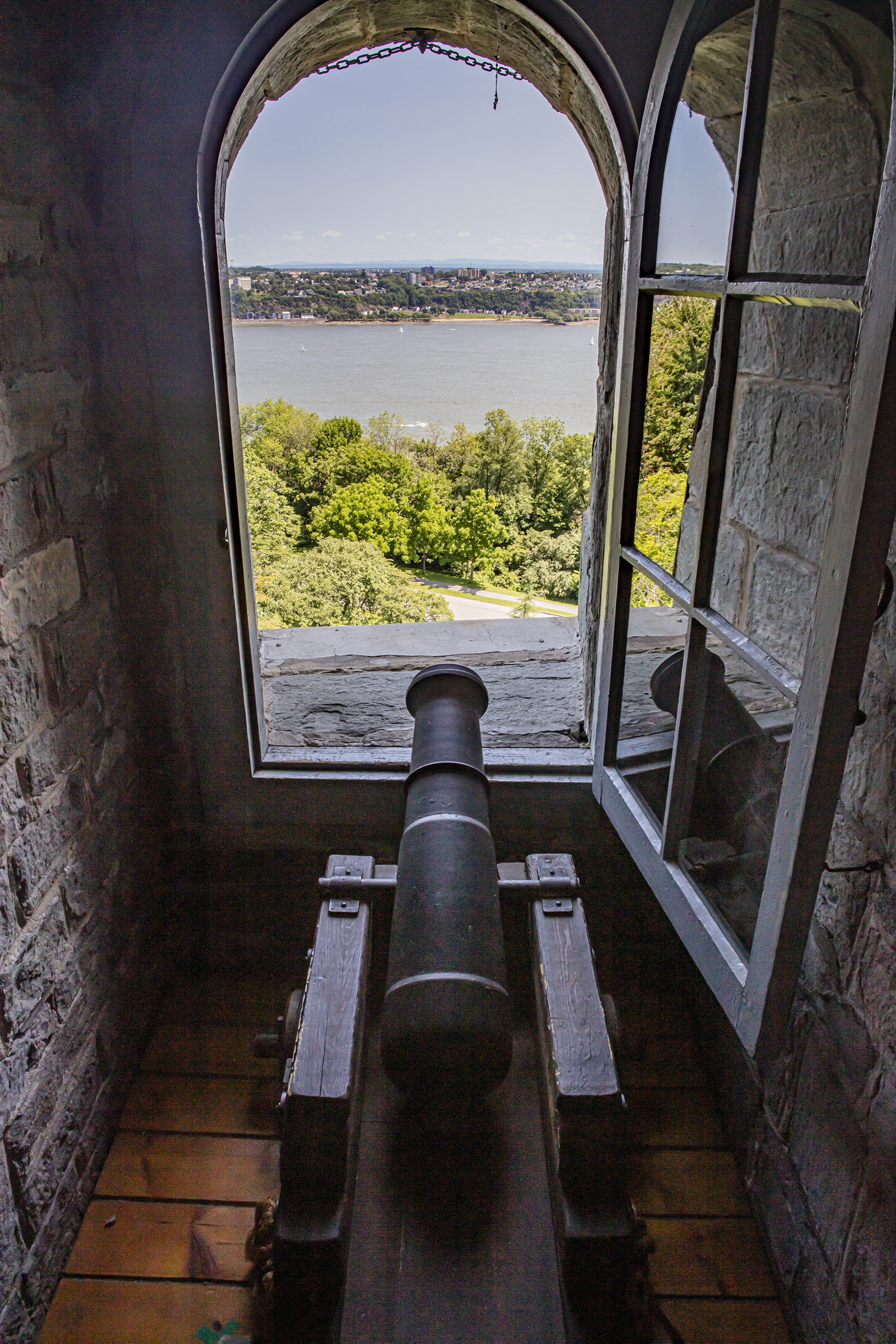 Canon devant la fenêtre de la tour Martello 1