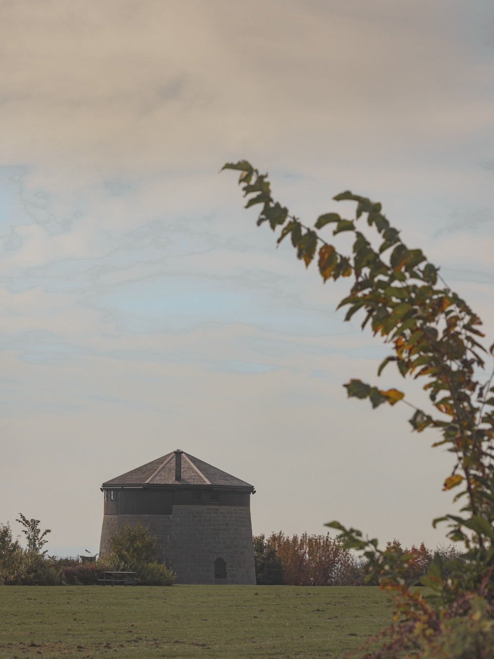 Vue extérieure de la Tour Martello 1 sur les plaines d'Abraham, illustrant sa structure de fortification en pierre.