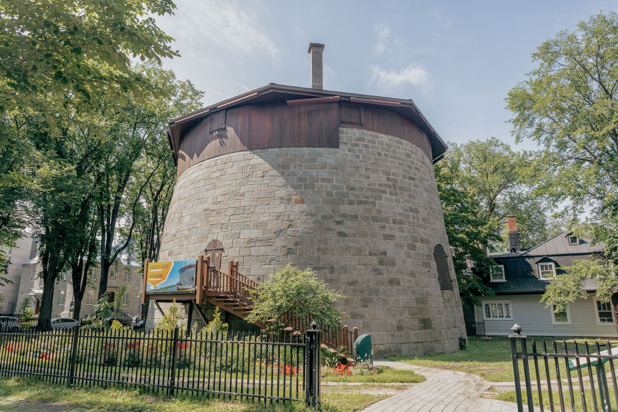 Vue extérieure de la Tour Martello 2 sur les plaines d'Abraham, illustrant sa structure de fortification en pierre.