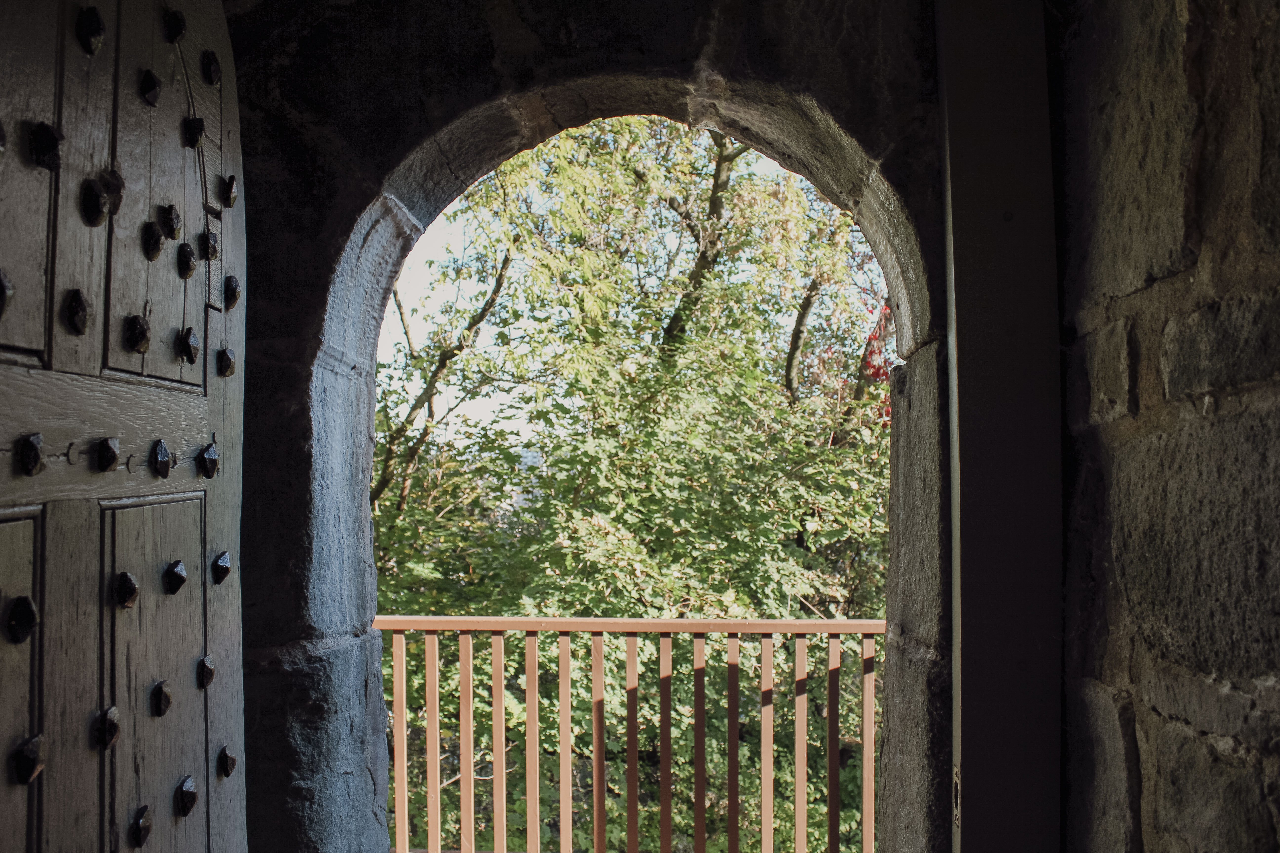 Sortie en forme d'arche de la Tour Martello 4 donnant sur de la végétation. Arch-shaped exit of Martello Tower 4 overlooking the vegetation.