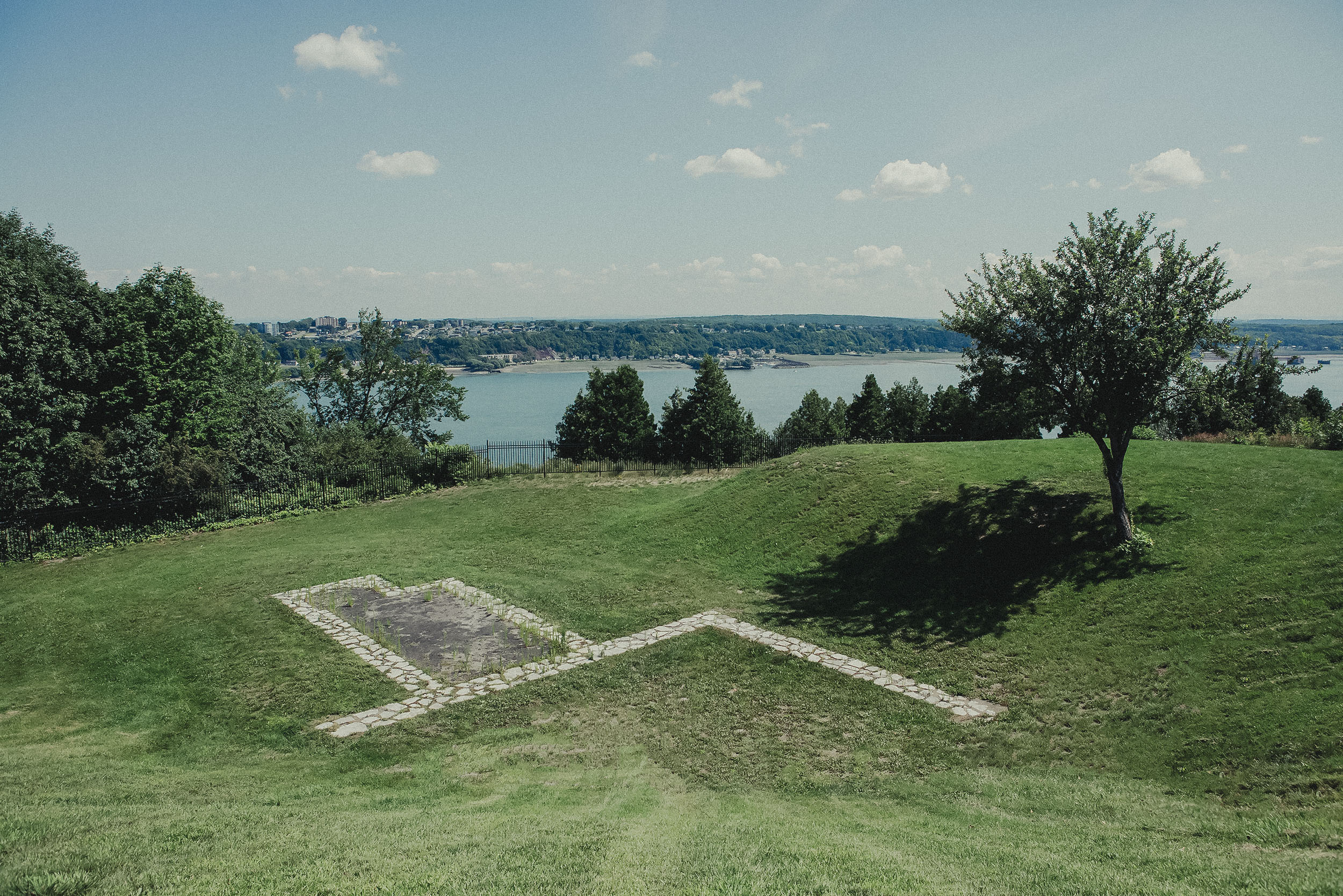 Vestiges du blockhaus historique de Québec avec vue sur le fleuve et la ville en arrière-plan. Ciel dégagé.