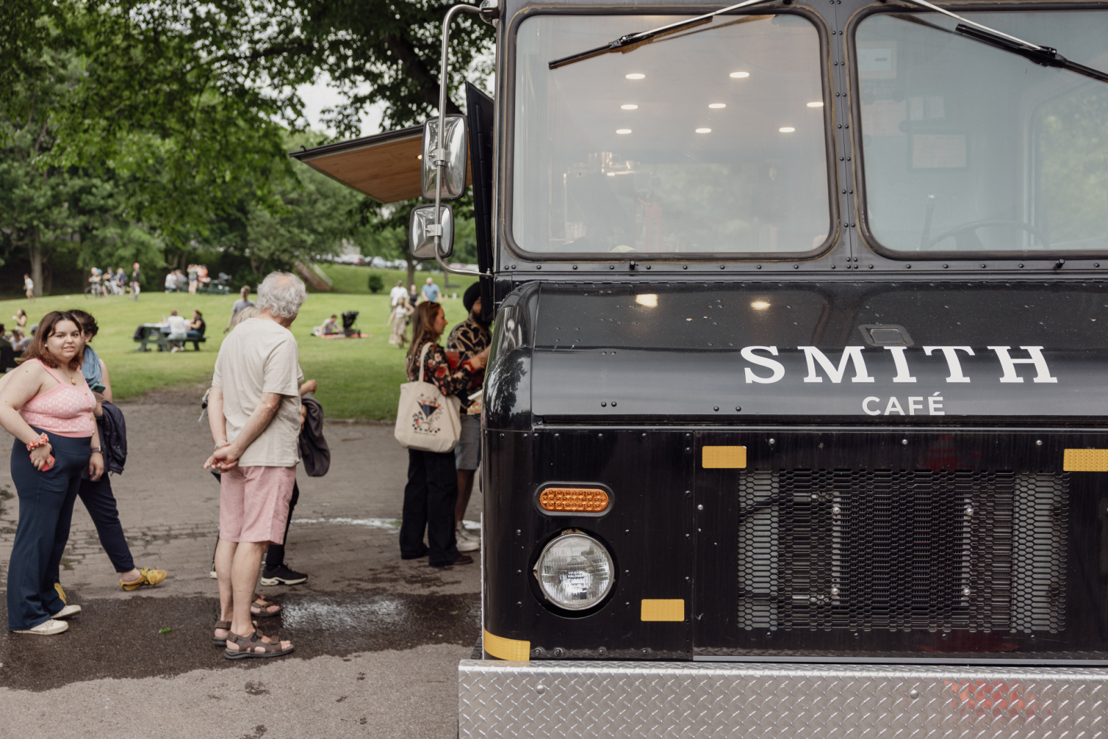 On aperçoit des gens en train de commander à la Smith Mobile. You can see people ordering at the Smith Mobile.