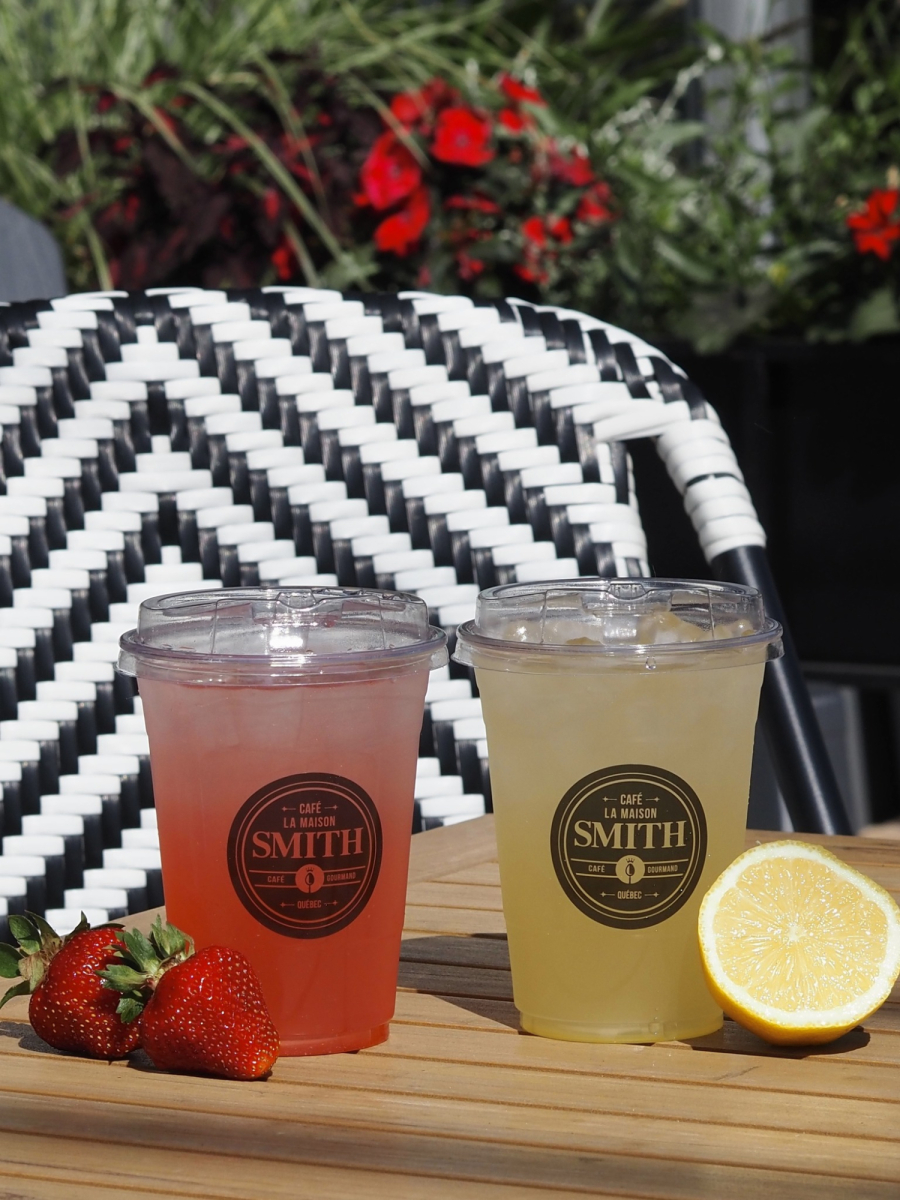 Breuvages glacés, limonades jaune et rose, du Café La Maison Smith
