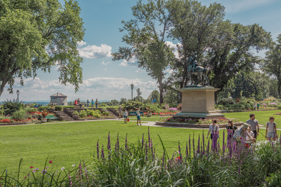 Jardin Jeanne-d'Arc en été avec visiteurs sur les plaines d'Abraham. 
Joan of Arc Garden in summer with visitors on the Plains of Abraham