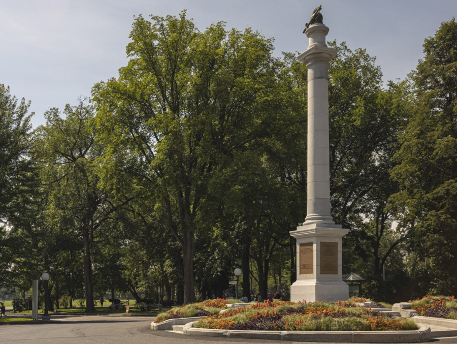 Le monument Wolfe se trouve à l’endroit traditionnellement reconnu comme celui de la mort du général Wolfe lors de la bataille du 13 septembre 1759. Sur son socle, des plaques commémoratives rappellent l’événement et l’histoire de ce lieu de mémoire.