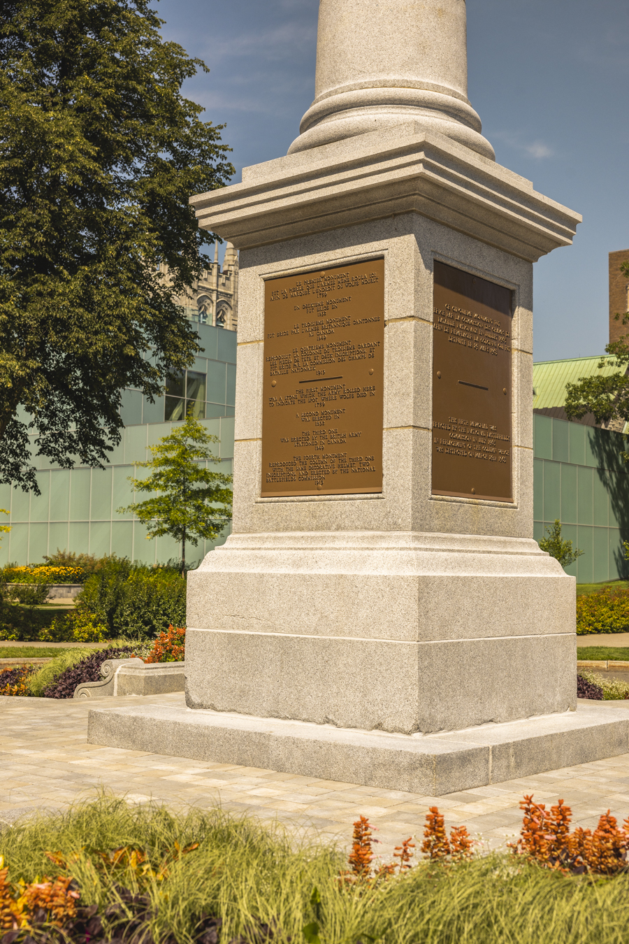 Le monument Wolfe se trouve à l’endroit traditionnellement reconnu comme celui de la mort du général Wolfe lors de la bataille du 13 septembre 1759. Sur son socle, des plaques commémoratives rappellent l’événement et l’histoire de ce lieu de mémoire.