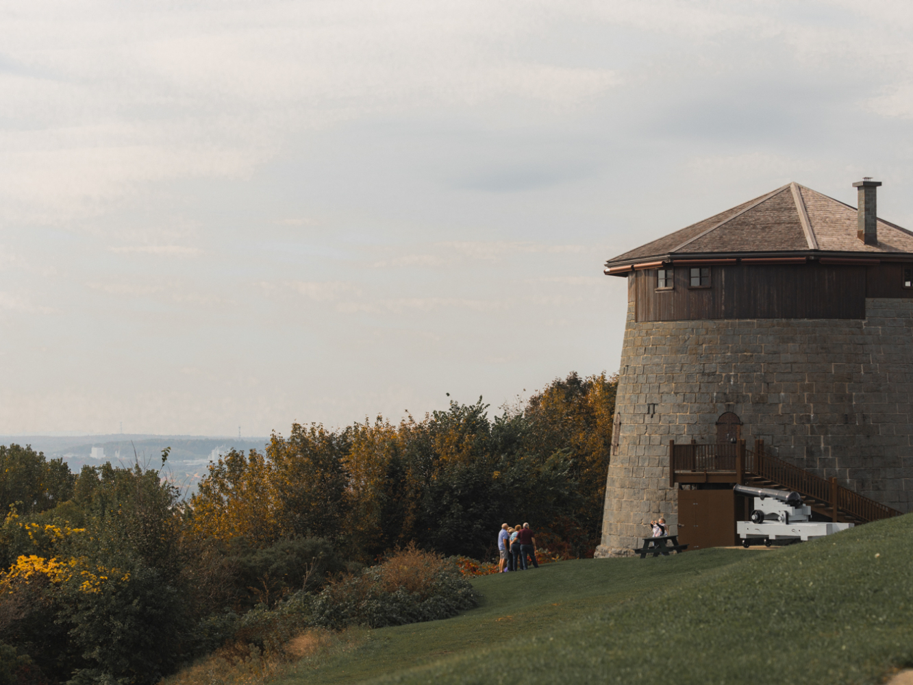 Vue extérieure de la Tour Martello 1 sur les plaines d'Abraham, illustrant sa structure de fortification en pierre.