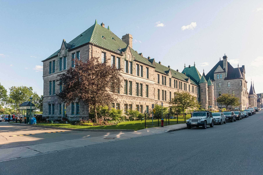 Façade du Musée des plaines d'Abraham et de l'entrée du stationnement, vue de l'avenue Wilfrid-Laurier.